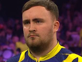 Connor Scutt checkt gegen Luke Littler eine 170 im zweiten Leg - der amtierende Weltmeister staunt nicht schlecht. Am Ende setzte sich Littler allerdings mit 5:3 durch.