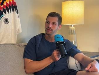 SPORT1-Chefreporter Stefan Kumberger und SPORT1-Reporter Manfred Sedlbauer klären in der WM-Kabine auf, welcher Spieler als Innenverteidiger in Frage kommt. 