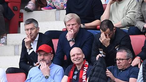 Präsident Herbert Hainer, Vorstandsvorsitzender Oliver Kahn und Sportvorstand Hasan Salihamidzic (v.l.) vom FC Bayern sind konsterniert
