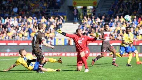 Christopher Buchtmann brachte St. Pauli per Lupfer in Führung