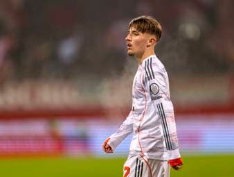 Lennart Karl wird bei einem Fanklub-Besuch in Denkendorf nach seinem Traumverein gefragt. Das 17-jährige Supertalent nennt Real Madrid und spaltet damit das Fanlager des deutschen Rekordmeisters.