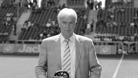 Rainer Holzschuh mit der kicker-Torjägerkanone