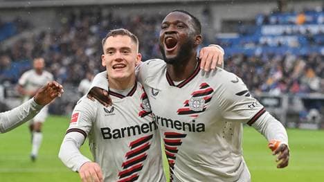 Victor Boniface (r.) trifft in Baku zum Bayer-Sieg