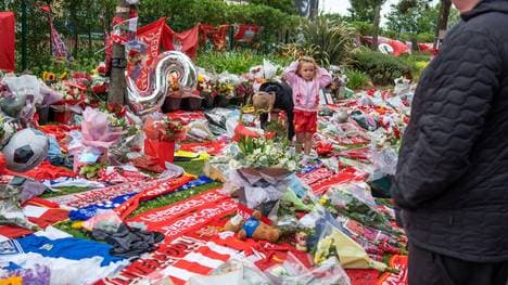 Die LFC-Fans gedachten Diogo Jota mit Schals und Blumen