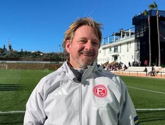 Düsseldorfs Sportvorstand Sven Mislintat stärkt Trainer Markus Anfang den Rücken und spricht ihm weiterhin das Vertrauen aus.