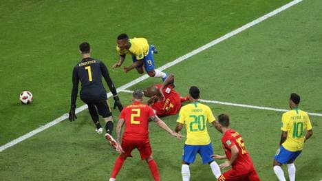 Knifflige Szene: Vincent Kompany trifft Gabriel Jesus knapp oberhalb des Knöchels