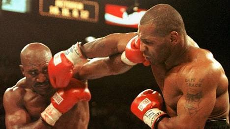 Evander Holyfield (l.) und Mike Tyson duellierten sich bereits zwei Mal