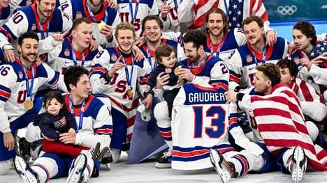 Die Eishockeyspieler der USA feierten nach dem Finale mit den beiden Kindern des verstorbenen Johnny Gaudreau
