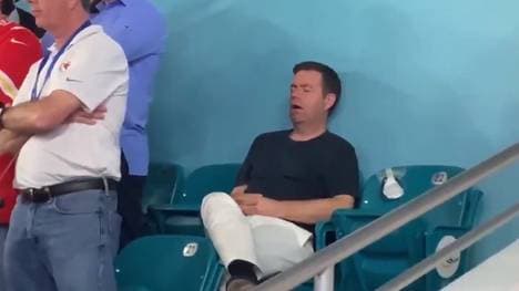 Wie das überhaupt möglich ist? Dieser Fan schläft beim Super Bowl ein
