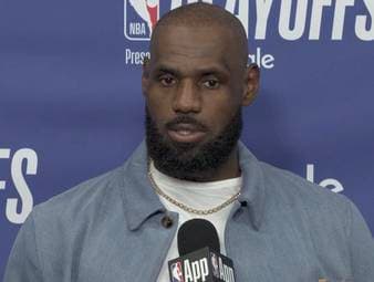 Macht er weiter oder nicht? NBA-Superstar LeBron James lässt seine Karriereplanung noch offen. Der 41-Jährige bestreitet aktuell seine 23. Saison in der NBA.