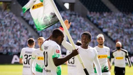 Mamadou Doucouré (vorne rechts) feierte ein emotionales Debüt für Gladbach
