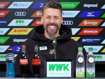 Sandro Wagner greift in seiner Vorbereitung auf das Spiel gegen Stuttgart in die Trickkiste. Eine Frage zu seiner besonderen Maßnahme sorgt beim Augsburg-Trainer für Schmunzeln.