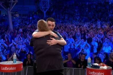 Große Geste! Humphries holt Gegnerin zurück auf die Bühne