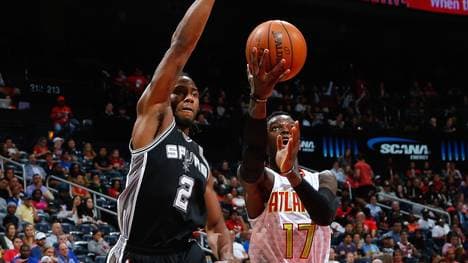 Dennis Schröder (r.) mit einem Korbleger gegen Kawhi Leonard