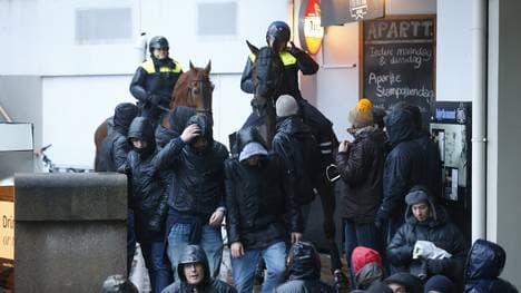 Anhänger von AS Rom am Rande des Auswärtsspiels bei Feyenoord Rotterdam