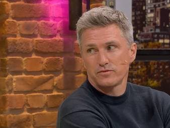 Tobias Schweinsteiger analysiert nach der Niederlage gegen Ecuador die Schwachstellen der deutschen Nationalmannschaft. Zudem zieht er einen Vergleich zu den Engländern, die nach einem starken Auftaktspiel ebenfalls zu kämpfen hatten. 