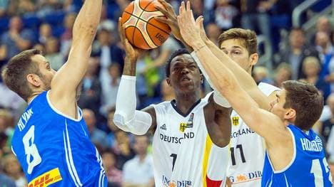 Dennis Schröder und Tibor Pleiß bei der Basketball-EM gegen Island