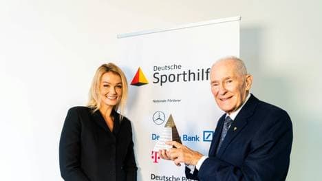 Van Almsick überreicht Gäb die Auszeichnung