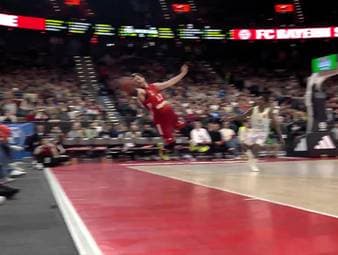 Der FC Bayern München rehabilitiert sich in der EuroLeague mit einem Sieg gegen Valencia Basket. Andreas Obst feiert sein Comeback - und begeistert mit einem Sprung ins Publikum, der für wichtige Punkte sorgt.