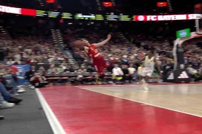 Wahnsinn! Obst krönt Bayern-Sieg mit Superman-Aktion