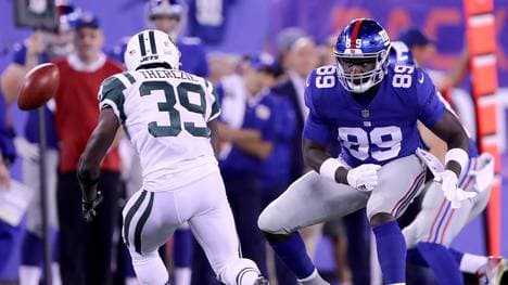 Robenson Therezie von den New York Jets und Jerell Adams von den New York Giants nach einem Onside-Kick