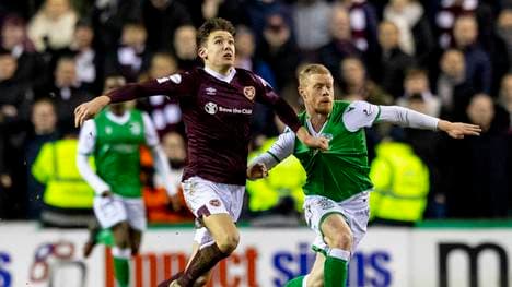 Aaron Hickey (l.), spielt derzeit noch in Schottland ist in Europa aber heiß begehrt