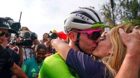 Tadej Pogacar in inniger Freude mit seiner Partnerin