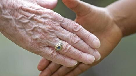 Händeschütteln zur Begrüßung ist nach wie vor der Standard in Deutschland. Doch wer ansteckend ist, verzichtet besser darauf.