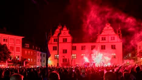 Die Fans des SV Darmstadt 98 feiern den Aufstieg in die Bundesliga