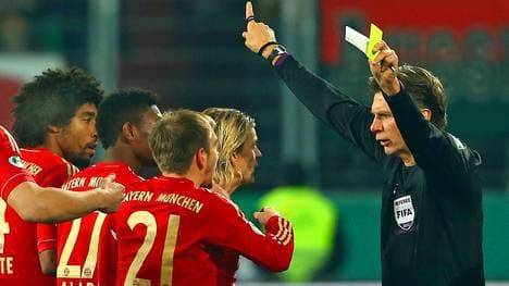 Schiedsrichter Thorsten Kinhöfer mit Spielern vom FC Bayern München