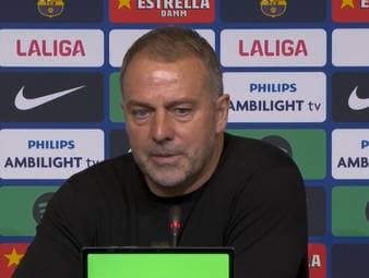 Nach dem 1:0-Siegtreffer per Elfmeter muss Barcelonas Lamine Yamal verletzt vom Platz genommen werden. Trainer Hansi Flick bedauert die vielen aktuellen Verletzten bei den Katalanen.