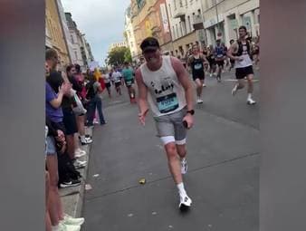 Andre Schürrle läuft mit beim Berlin-Marathon. Das ist seine Zeit und diese Pop-Ikone schlägt den Weltmeister von 2014. 