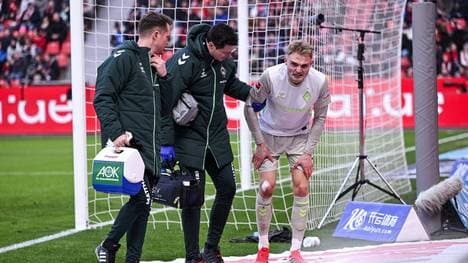 Eingriff am Knie: Amos Pieper (r.)