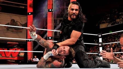 Seth Rollins bei einem WWE-Match gegen CM Punk im Jahr 2013