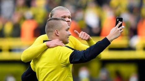 Erling Haaland macht mit dem Flitzer ein Selfie