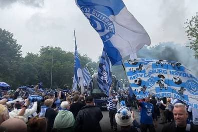 Zurück im Profi-Fußball: So euphorisch wird das gefeiert