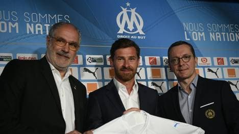 Andre Villas-Boas (M.) bei seiner Präsentation mit Jacques-Henri Eyraud (r.) und Sportdirektor Andoni Zubizarreta