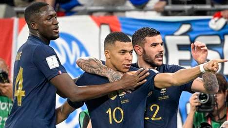 Ibrahima Konaté (l.) glaubt an einen Wechsel von Kylian Mbappé (Mitte) zu Real Madrid