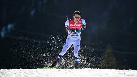 Jarl Magnus Riiber ist am rechten Knie verletzt