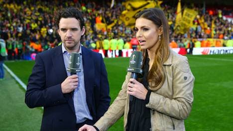 Laura Wontorra (r.) im Gespräch mit Ex-Bayern-Spieler Owen Hargreaves