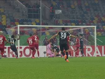 Fortuna Düsseldorf versinkt weiter in der Krise. Gegen den SC Freiburg müssen die Rheinländer einen schnellen Doppelschlag hinnehmen und verpassen trotz anschließender Leistungssteigerung den Einzug ins Pokal-Achtelfinale. Kommentator: Hartwig Thöne.