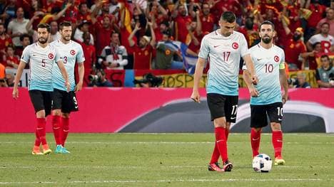 Nuri Sahin (l.) rügt die türkischen Fans für die Pfiffe gegen Arda Turan