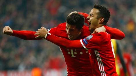 Robert Lewandowski und Thiago (r.) waren für drei der vier Münchner Treffer verantwortlich