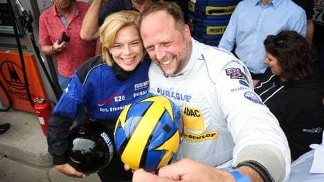 Smudo (r.) hier mit Julia Klöckner beim Rennen am Nürburgring