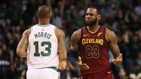 LeBron James (r.) kam im ersten Playoff-Spiel gegen die Boston Celtics nicht zur Entfaltung