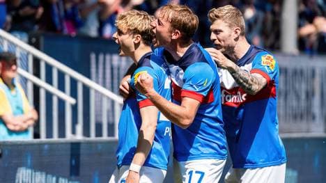 Holstein Kiel jubelt nach einem Tor von Finn Porath