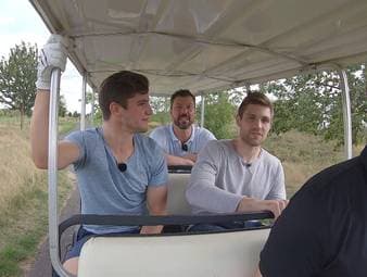 In Rick Goldmanns Format "Dumme Fragen" stellen sich die deutschen Eishockeyprofis dem Fragenhagel. Die kuriosesten und lustigsten Antworten von Leon Draisaitl und Co. im Best Of.