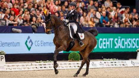 Jessica von Bredow-Werndl darf nach ihrer Babypause noch nicht wieder starten