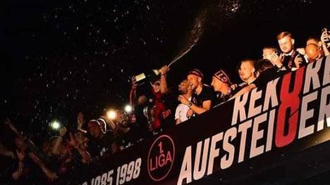 Die Spieler des 1. FC Nürnberg wurden bei ihrer Rückkehr aus Sandhausen frenetisch gefeiert