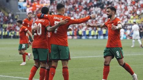 Bruno Fernandes (r.) traf für Portugal gegen die Türkei